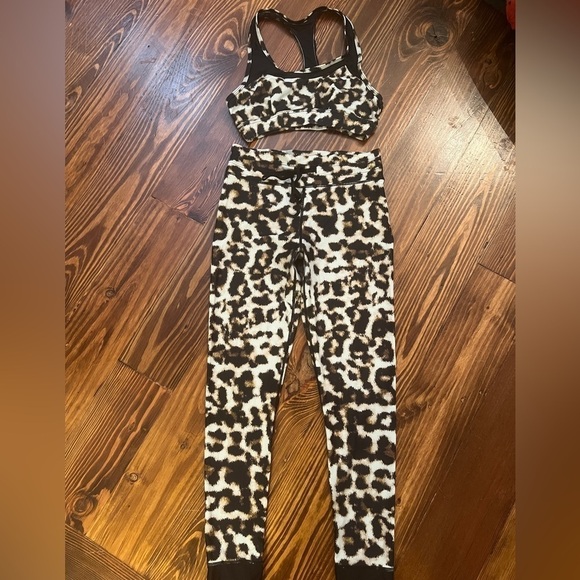 THE UPSIDE Chrissy Leopard-Print Racerback Performance Sports Bra - Picture 4 of 7